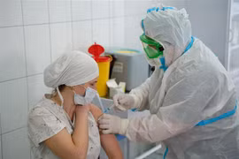 Nhân viên y tế tiêm vaccine phòng COVID-19 tại bệnh viện ở thành phố Brovary (Ukraine). (Ảnh: THX/TTXVN)