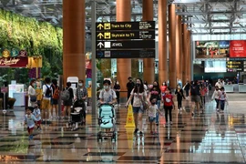 Du khách tại sân bay quốc tế Changi của Singapore. (Ảnh: AFP/TTXVN)