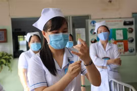 Tiêm vaccine phòng COVID-19 cho nhân viên y tế tại Bệnh viện đa khoa Đồng Tháp. (Ảnh: Chương Đài/TTXVN)