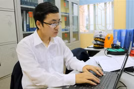 Nguyễn Đức Phát say mê tìm hiểu các thuật toán trong Excel. (Ảnh: Minh Thu/TTXVN)