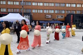 Trình diễn nón và áo dài truyền thống tại Festival du Vietnam 2021 ở trung tâm thị trấn La Plagne Tarentaise, miền Đông Nam nước Pháp hồi tháng 7/2021. (Ảnh: Thu Hà/TTXVN)