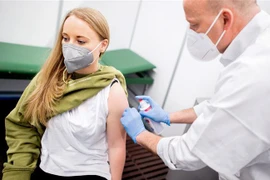 Nhân viên y tế tiêm vaccine ngừa COVID-19 cho người dân tại Breme (Đức), hồi tháng 2/2021. (Ảnh: AFP/TTXVN)