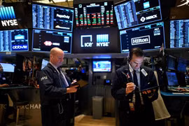 Hoạt động tại sàn giao dịch chứng khoán New York (Mỹ). (Ảnh: AFP/TTXVN)