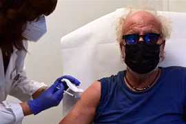 Nhân viên y tế tiêm vaccine ngừa COVID-19 tại Milan (Italy). (Ảnh: AFP/TTXVN)