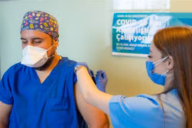 Một nhân viên y tế được tiêm vaccine ngừa COVID-19 tại Istanbul (Thổ Nhĩ Kỳ). (Ảnh: AFP/TTXVN)