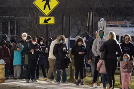 Người dân xếp hàng chờ xét nghiệm COVID-19 tại Arlington, Virginia (Mỹ), ngày 22/12/2021. (Ảnh: THX/TTXVN)