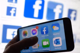 Biểu tượng Facebook trên màn hình điện thoại di động. (Ảnh: AFP/TTXVN)