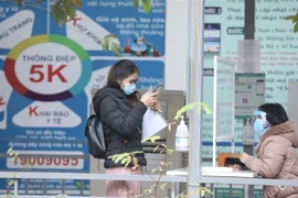 Người dân thực hiện khai báo y tế và các quy định phòng dịch tại bệnh viện Thanh Nhàn (Hà Nội). (Ảnh: Minh Quyết/TTXVN)