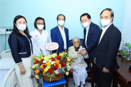 Trưởng Ban Tuyên giáo Trung ương Nguyễn Trọng Nghĩa và Bộ trưởng Nguyễn Kim Sơn tặng hoa chúc mừng nguyên Bộ trưởng Bộ Giáo dục và Đào tạo Nguyễn Thị Bình nhân kỷ niệm Ngày Nhà giáo Việt Nam 20/11. (Ảnh: Văn Điệp/TTXVN)