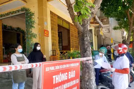 Lực lượng chức năng truy vết các trường hợp liên quan đến một ca F0 ở thành phố Vĩnh Yên (Vĩnh Phúc), hôm 11/11/2021. (Ảnh: Hoàng Hùng/TTXVN)