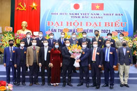 Phó Chủ tịch Ủy ban Nhân dân tỉnh Bắc Giang Phan Thế Tuấn chúc mừng Ban Chấp hành Hội Hữu nghị Việt Nam-Nhật Bản tỉnh Bắc Giang lần thứ nhất, nhiệm kỳ 2021-2026. (Ảnh: Danh Lam/TTXVN)