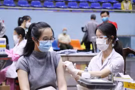 Tiêm vaccine phòng COVID-19 cho người dân thành phố Buôn Ma Thuột (Đắk Lắk). (Ảnh: Tuấn Anh/TTXVN)