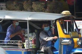 Người dân đeo khẩu trang phòng dịch COVID-19 tại Bangkok (Thái Lan). (Ảnh: THX/TTXVN)