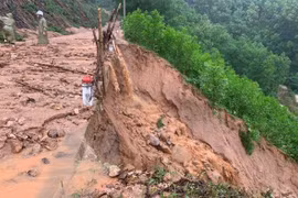 Tuyến đường từ thị trấn An Lão đi xã An Toàn (Bình Định) bị sạt lở. (Ảnh: Tường Quân/TTXVN)