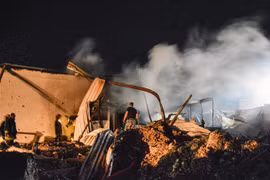 Hiện trường một vụ không kích của Israel xuống khu vực Latakia (Syria), ngày 5/5/2021. (Ảnh: AFP/ TTXVN)