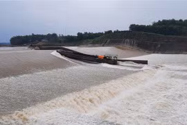 Quảng Trị: Cứu hộ đoàn công tác bị nước cuốn, mắc kẹt giữa đập tràn