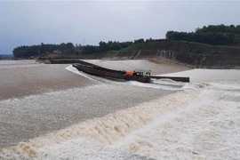 Quảng Trị: Cứu hộ đoàn công tác bị nước cuốn, mắc kẹt giữa đập tràn