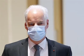 Bộ trưởng phụ trách các doanh nghiệp vừa và nhỏ của Pháp Alain Griset tới phiên tòa ở Paris, ngày 12/10/2021. (Ảnh: AFP/TTXVN)