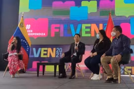 Đại sứ Việt Nam tại Venezuela Lê Viết Duyên và các khách mời tham gia buổi giới thiệu về văn học Việt Nam. (Ảnh: TTXVN)