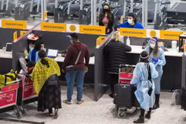Hành khách đeo khẩu trang phòng lây nhiễm COVID-19 tại sân bay quốc tế Toronto ở Mississauga, Ontario (Canada), hồi đầu năm 2021. (Ảnh: THX/TTXVN)