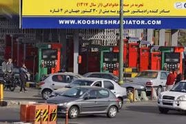 Xe hơi xếp hàng dài để đổ xăng tại một trạm xăng ở thủ đô Tehran của Iran hôm 26/10/2021, trong bối cảnh hệ thống phân phối xăng dầu trên toàn quốc bị gián đoạn. (Nguồn: timesofisrael.com)