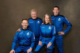 Nam diễn viên William Shatner (thứ 2 từ trái sang) cùng các thành viên phi hành đoàn được Blue Origin đưa lên vũ trụ vào sáng 13/10/2021 (giờ Mỹ). (Ảnh: AFP/TTXVN)