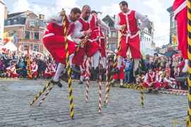 Theo truyền thuyết, truyền thống đi cà kheo có từ thời thành phố thường xuyên bị ngập lụt bởi lũ sông Meuse và Sambre. (Nguồn: echasseurs.org)