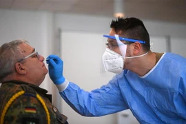 Lấy mẫu xét nghiệm COVID-19 cho binh sỹ tại Bottrop, miền Tây nước Đức ngày 15/4/2021. (Ảnh: AFP/TTXVN)