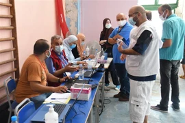 Người dân chờ tiêm vaccine ngừa COVID-19 tại Tunis (Tunisia), ngày 8/8/2021. (Ảnh: THX/TTXVN)