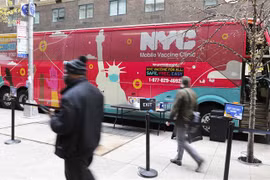 Một điểm tiêm vaccine phòng COVID-19 lưu động ở New York (Mỹ),ngày 7/12/2021. (Ảnh: THX/TTXVN)
