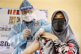 Nhân viên y tế tiêm vaccine phòng COVID-19 cho người dân tại Phnom Penh (Campuchia), ngày 2/7/2021. (Ảnh: THX/TTXVN)