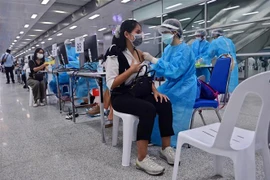 Tiêm chủng vaccine ngừa COVID-19 tại Bangkok (Thái Lan), ngày 24/5/2021. (Ảnh: AFP/TTXVN)