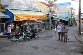 Một chốt kiểm soát phòng dịch tại thành phố Tân An (Long An), hồi tháng 8/2021. (Ảnh: Thanh Bình/TTXVN)