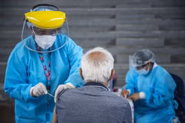Nhân viên y tế tiêm vaccine ngừa COVID-19 cho người dân tại Lima (Peru), ngày 23/4/2021. (Ảnh: AFP/TTXVN)