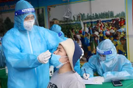 Nhân viên y tế lấy mẫu xét nghiệm COVID-19 cho người dân phường Gia Cẩm, thành phố Việt Trì (Phú Thọ). (Ảnh: Trung Kiên/TTXVN)
