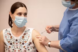 Tiêm vaccine ngừa COVID-19 cho người dân tại Paris (Pháp). (Ảnh: AFP/TTXVN)