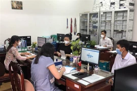 Người lao động làm thủ tục nhận hỗ trợ tại Bảo hiểm xã hội tỉnh Bạc Liêu. (Ảnh: Tuấn Kiệt/TTXVN)