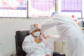 Tiêm vaccine ngừa COVID-19 cho nhân viên y tế tại Sincelejo (Colombia). (Ảnh: AFP/TTXVN)