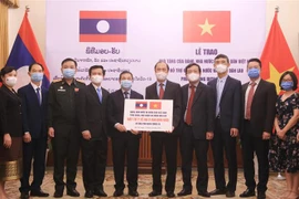 Thứ trưởng Ngoại giao Nguyễn Quốc Dũng và Đại sứ Lào tại Việt Nam Sengphet Houngboungnuang, cùng các đại biểu tham dự buổi lễ. (Ảnh: Lâm Khánh/TTXVN)