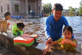 Đoàn thanh niên huyện Hải Lăng phối hợp với Tổ chức phi chính phủ World Vision Việt Nam tổ chức lớp học bơi dành cho trẻ khuyết tật trên địa bàn tỉnh Quảng Trị để các em có thể tự bảo vệ bản thân trong trường hợp cần thiết. (Ảnh: Hồ Cầu/TTXVN)