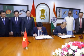 Lễ ký Bản ghi nhớ giữa Văn phòng Hạ viện nước Cộng hoà Ấn Độ và Văn phòng Quốc hội nước Cộng hòa xã hội chủ nghĩa Việt Nam về hợp tác trong lĩnh vực thư viện và truyền hình Quốc hội. (Ảnh: Doãn Tấn/TTXVN)