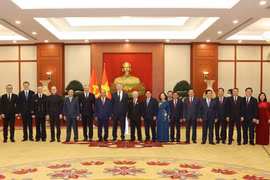 Lãnh đạo Đảng, Nhà nước cùng các đại biểu tại Lễ trao tặng Tổng Bí thư Nguyễn Phú Trọng Giải thưởng Lenin của Đoàn Chủ tịch Ban Chấp hành Trung ương Đảng Cộng sản Liên bang Nga, tại trụ sở Trung ương Đảng chiều 15/12/2021. (Ảnh: Trí Dũng/TTXVN)