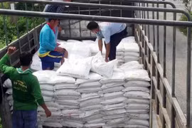 Lực lượng chức năng kiểm đếm số lượng hóa chất không rõ nguồn gốc được vận chuyển trên xe ôtô tải biển kiểm soát 67C-068.68. (Ảnh: TTXVN)