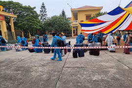 Các công dân về từ Đức di chuyển về phòng riêng tại khu cách ly ở Hưng Yên, chiều 15/11/2021. (Ảnh: Đinh Tuấn/TTXVN)