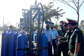 Một ngày trung bình mỗi trạm sản xuất từ 48-60 bình oxy (loại 40 lít), góp phần điều trị bệnh nhân COVID-19. (Ảnh: TTXVN)