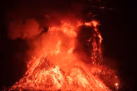 Núi lửa Cumbre Vieja ở đảo La Palma của Tây Ban Nha phun trào ngày 29/9/2021. (Ảnh: THX/TTXVN)