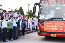 Lễ tiễn đoàn cán bộ y tế tình nguyện tỉnh Cao Bằng lên đường giúp Thành phồ Hồ Chí Minh chống dịch, chiều 1/10/2021. (Ảnh: Quốc Đạt/TTXVN)