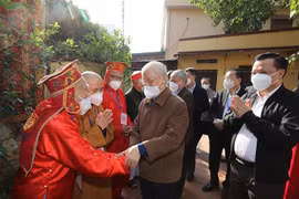 Tổng Bí thư Nguyễn Phú Trọng và các đại biểu đến thăm, dâng hương tại Chùa Pháp Vũ, xã Yên Sở, huyện Hoài Đức (Hà Nội). (Ảnh: Trí Dũng/TTXVN)