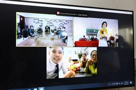 Giây phút chủ rể trao nhẫn cưới cho cô dâu Đỗ Thị Ngọc Diệp qua màn hình. (Nguồn: bachmai.gov.vn)