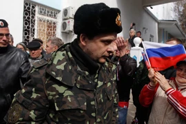 Binh lính Ukraine rời khỏi sở chỉ huy hải quân ở Sevastopol